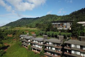 eine Luftansicht eines Apartmentkomplexes auf einem Hügel in der Unterkunft Sirinati Khao Kho - Adults Only in Khao Kho