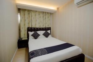 una camera da letto con un grande letto con due cuscini di Newgrange Condotel a Manila