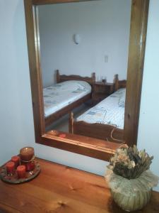 uno specchio su un tavolo con due letti in una stanza di Villa Stefania ad Acharavi