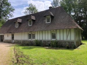 une ancienne maison avec un toit en gambrel dans l'établissement Grand Slam, à Le Vaudreuil