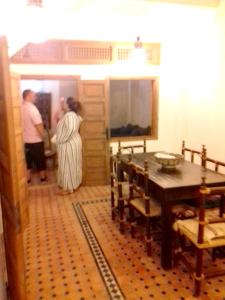 un paio di persone in piedi in una stanza con un tavolo di 3 bedrooms house at Rabat 800 m away from the beach with furnished terrace a Rabat