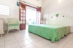 Giường trong phòng chung tại Studio cosy à Sainte-Anne - 24m² avec piscine partagée +16 ảnh