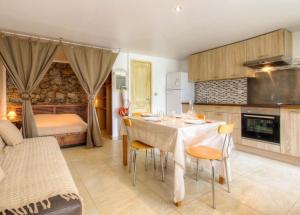 Kuchyň nebo kuchyňský kout v ubytování Appartement confortable à Moltifao, vue sur montagne, 50 m²