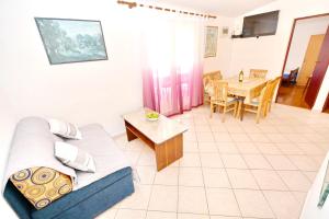 een woonkamer met een bank en een tafel bij 3 bedrooms appartement at Vir 250 m away from the beach with enclosed garden and wifi in Vir
