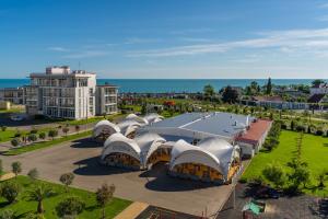 eine Luftansicht eines Gebäudes mit Meerblick im Hintergrund in der Unterkunft Barkhatnye Sezony Yekaterininsky Kvartal Resort in Adler