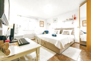 Posteľ alebo postele v izbe v ubytovaní Modern Apartment in the Heart of Split with Private Garden