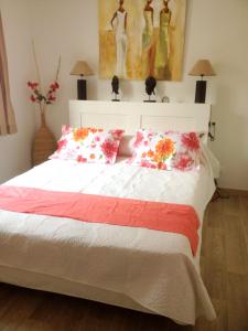a bedroom with a large bed with pillows at Maison charmante à La Londe-les-Maures, jardin clôturé in La Londe-les-Maures