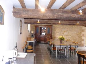 Restaurace v ubytování Villa en campagne au Locheur + Piscine