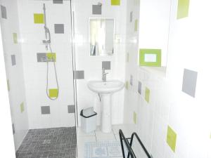 Bilik mandi di Villa en campagne au Locheur + Piscine +32 gambar