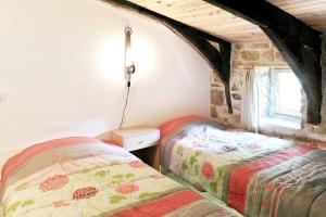 a bedroom with two beds and a window at Maison de 2 chambres avec jardin amenage et wifi a Saint Basile a 7 km de la plage in Saint-Basile