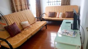 Uma área de estar em 2 bedrooms appartement at Flic en Flac 500 m away from the beach with city view shared pool and wifi
