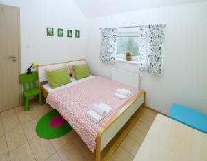 Postel nebo postele na pokoji v ubytování 4 bedrooms house with enclosed garden and wifi at Lomnice nad Luznici 7 km away from the beach