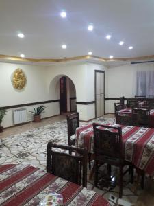 - un restaurant avec des tables et des chaises dans une salle dans l'établissement GAH, à Tsaghkadzor