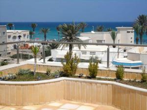 - une vue sur la plage depuis le toit d'un bâtiment dans l'établissement 4 bedrooms appartement at Mahdia 100 m away from the beach with sea view furnished terrace and wifi, à Mahdia