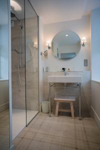 Le Vaudreuil的住宿－格蘭德斯蘭姆酒店，一间带水槽和淋浴的浴室