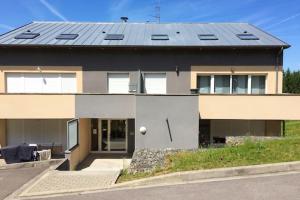 una casa con paneles solares encima en Appartement de 2 chambres avec balcon et wifi a Apach, en Apach