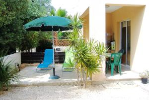 Фотография из галереи 2 bedrooms appartement with shared pool and wifi at Mandria 1 km away from the beach в городе Мандрия