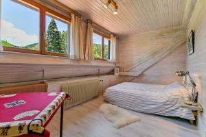 Ένα ή περισσότερα κρεβάτια σε δωμάτιο στο Chalet spacieux à Wangenbourg-Engenthal avec vue panoramique