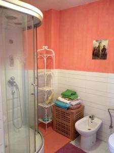 Ένα μπάνιο στο 2 bedrooms house with enclosed garden at San Cristobal de Aliste
