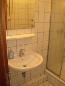 A bathroom at Monteurwohnung im Zentrum Lierenfeld