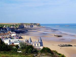 vistas a una playa con casas y al océano en Maison de 2 chambres avec terrasse amenagee et wifi a Saint Come de Fresne a 1 km de la plage, en Saint-Côme-de-Fresné