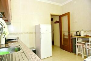 Kuchyň nebo kuchyňský kout v ubytování Comfortable apartment with lake view in Vila Real - 75m² + 16 fotografií