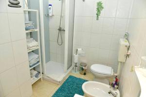 Kylpyhuone majoituspaikassa 2 bedrooms apartement with lake view furnished terrace and wifi at Vila Real de Santo Antonio 1 km away from the beach