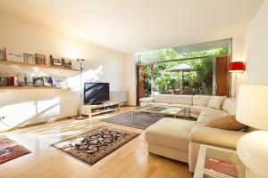 Atpūtas zona naktsmītnē 3 bedrooms apartement with furnished terrace and wifi at Barcelona 3 km away from the beach