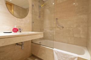 une salle de bain avec une baignoire, un lavabo et une douche dans l'établissement Spacious Duplex in Barcelona with outdoor terrace - 180 m², à Barcelone 23 autres photos