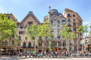 un groupe de motocycles garés devant un bâtiment dans l'établissement Spacious Duplex in Barcelona with outdoor terrace - 180 m², à Barcelone