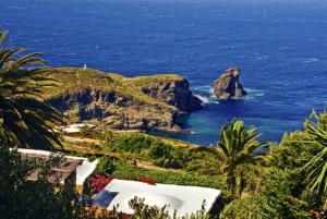 een uitzicht op de oceaan met een rotsformatie bij Studio with sea view and furnished garden at Pantelleria 1 km away from the beach in Tracino