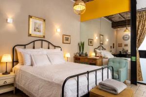 Postel nebo postele na pokoji v ubytování Trieste Neve Tzedek Boutique Suites Tel Aviv