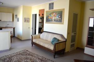 Ruang duduk di One bedroom appartement with terrace and wifi at Reggio Calabria 2 km away from the beach