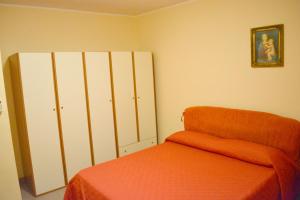Säng eller sängar i ett rum på One bedroom appartement with terrace and wifi at Reggio Calabria 2 km away from the beach