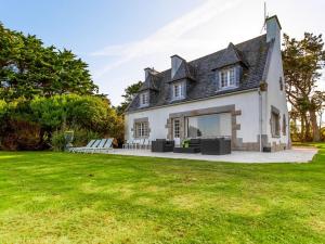 an exterior view of a house with a lawn at Villa charmante à Roscoff avec vue sur la mer in Roscoff