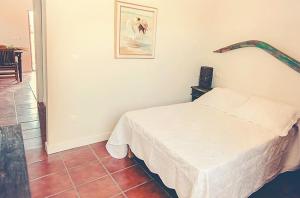 a bedroom with a bed and a picture on the wall at Cosy house with mountain view in Cañamero