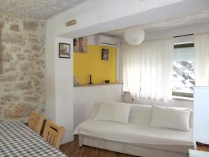 ein Schlafzimmer mit einem weißen Bett und einer gelben Wand in der Unterkunft Studio at Betina 60 m away from the beach with city view furnished terrace and wifi in Betina
