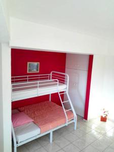 Двуетажно легло или двуетажни легла в стая в Appartement de 2 chambres avec piscine partagee jardin amenage et wifi a Le Moule a 1 km de la plage