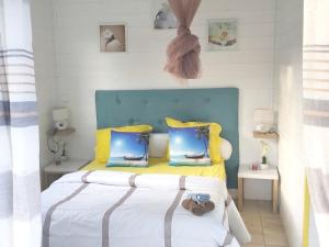 Ένα ή περισσότερα κρεβάτια σε δωμάτιο στο Bungalow chic à Sainte-Rose + piscine.