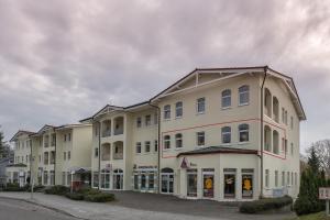 a large white building with a lot of windows at Traumferienwohnung in Sellin / Rügen in Ostseebad Sellin