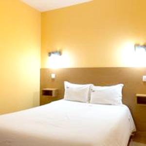 1 dormitorio con 1 cama blanca grande y 2 almohadas en 2 bedrooms bungalow with city view shared pool and jacuzzi at Pinhel, en Pinhel