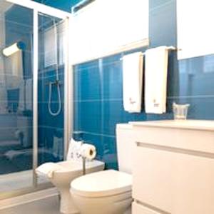 y baño azul con aseo y ducha. en 2 bedrooms bungalow with city view shared pool and jacuzzi at Pinhel, en Pinhel