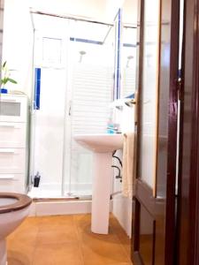 Een badkamer bij 2 bedrooms appartement with wifi at Granada