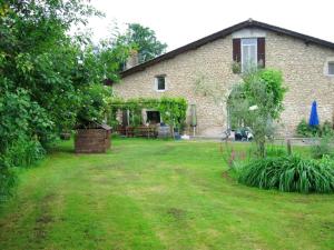 a brick house with a yard in front of it at Appartement lumineux à Blaignac - 60 m² avec piscine partagée in Blaignac +11 photos