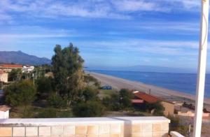 マスカリにあるOne bedroom appartement at Mascali 10 m away from the beach with sea view furnished terrace and wifiの建物から海の景色を望めます。
