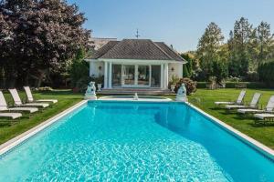 Bazén v ubytování Villa Qadus - Luxury with pool nebo v jeho okolí