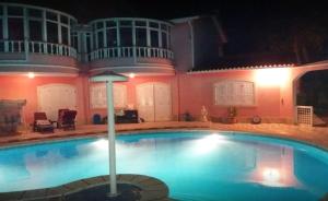 una piscina en una casa por la noche en 3 bedrooms apartement with shared pool enclosed garden and wifi at Sintra 3 km away from the beach, en Sintra