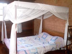 Un pat sau paturi într-o cameră la 4 bedrooms house at Toamasina 50 m away from the beach with sea view and enclosed garden