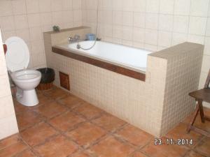 Bathroom sa 4 bedrooms house at Toamasina 50 m away from the beach with sea view and enclosed garden