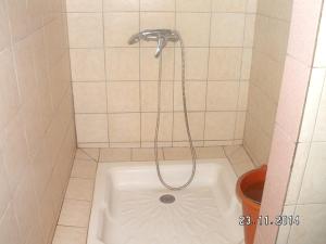Bathroom sa 4 bedrooms house at Toamasina 50 m away from the beach with sea view and enclosed garden